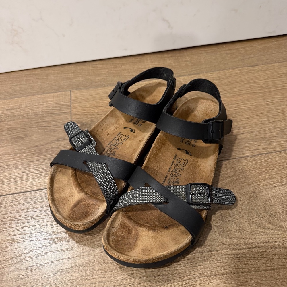 Birki’s lilie Birkenstocks Black with white strapped Sandals, size 38